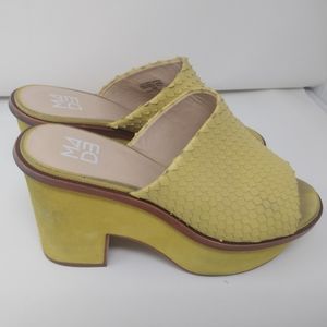 Slippers, yellow, size 9M